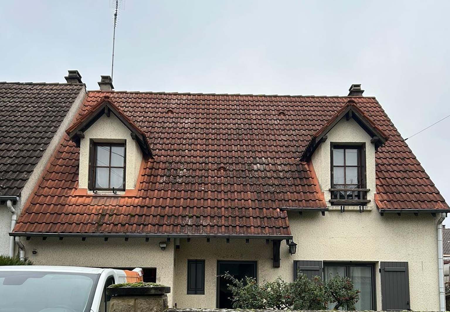 toiture d'une maison avant démoussage par drone