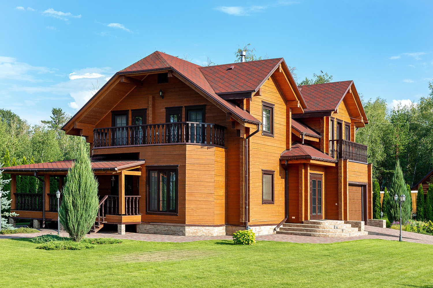 une maison avec un bardage en bois